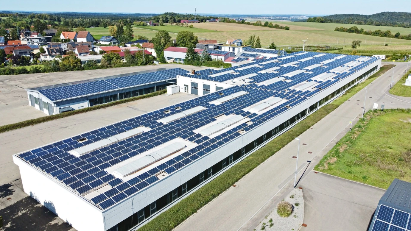 Luftaufnahme des Industrieareals Blütenweg 7 und 9 im Gewerbepark Binsdorf (Zollernalbkreis) mit zwei Hallen für Lager und Produktion