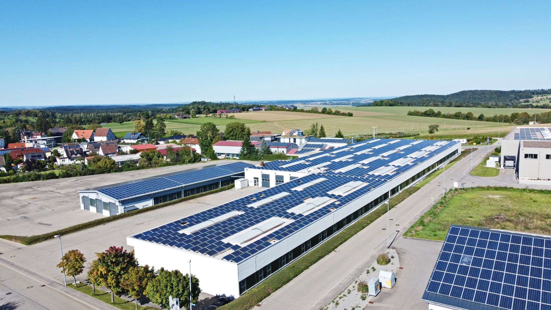 Luftaufnahme des Industrieareals Blütenweg 7 und 9 im Gewerbepark Binsdorf (Zollernalbkreis) mit zwei Hallen für Lager und Produktion
