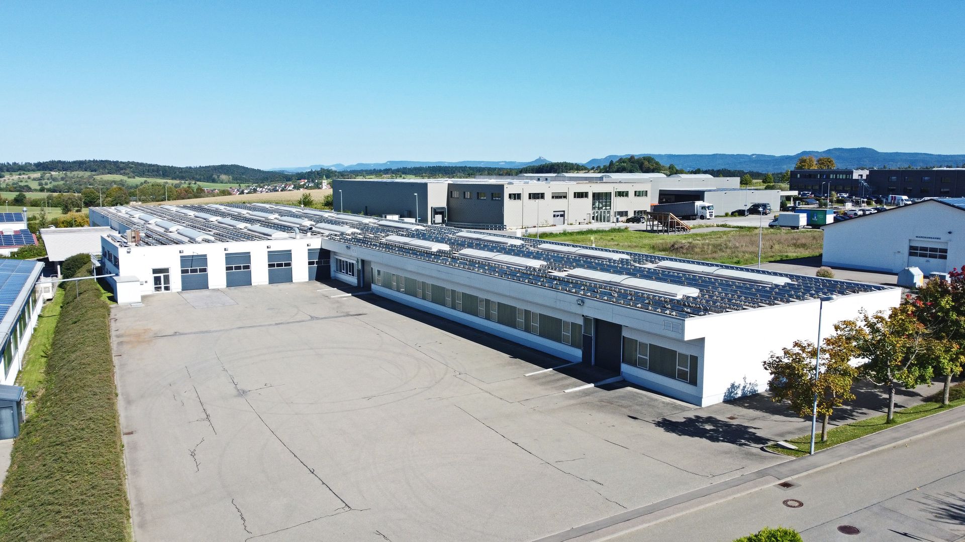 Luftaufnahme des Industrieareals Blütenweg 7 und 9 im Gewerbepark Binsdorf (Zollernalbkreis) mit zwei Hallen für Lager und Produktion