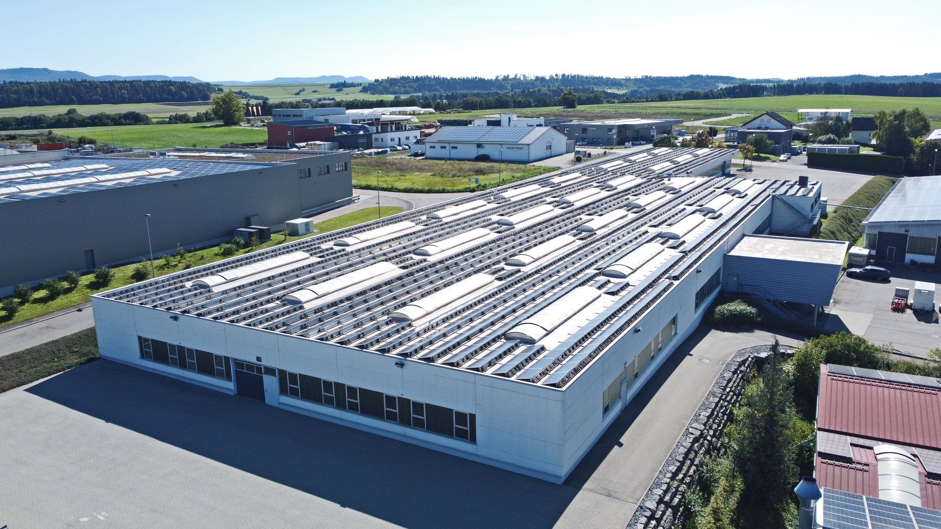 Luftaufnahme des Industrieareals Blütenweg 7 und 9 im Gewerbepark Binsdorf (Zollernalbkreis) mit zwei Hallen für Lager und Produktion